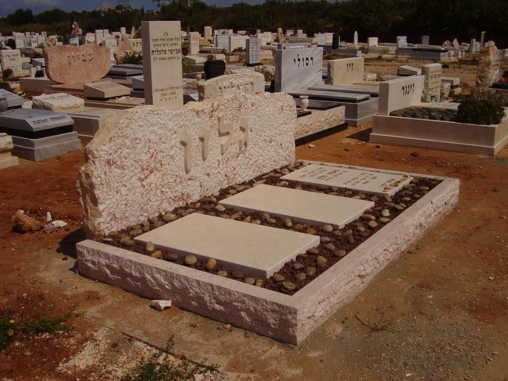 מצבות כפולות (לשלושה נפטרים) מכל סוגי החומרים לבניין מצבות איכותיות תמונה מס' 44 - דוגמת מצבה מבית מצבות פתח תקווה