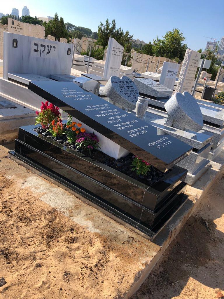 מס' 3 מצבה משופעת מגרניט שחור - דוגמת מצבה מבית מצבות פתח תקווה