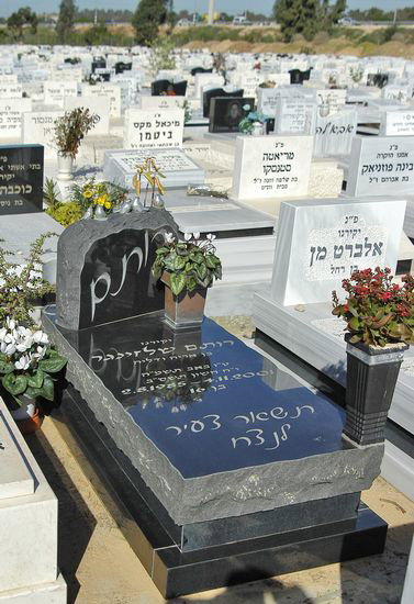 מצבות גרניט שחור בפתח תקווה והסברים על גרניט שחור למצבות בפתח תקווה ומחירי מצבות גרניט שחור בפתח תקווה